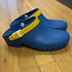 Calzuro women’s Blue and Yellow Clogs